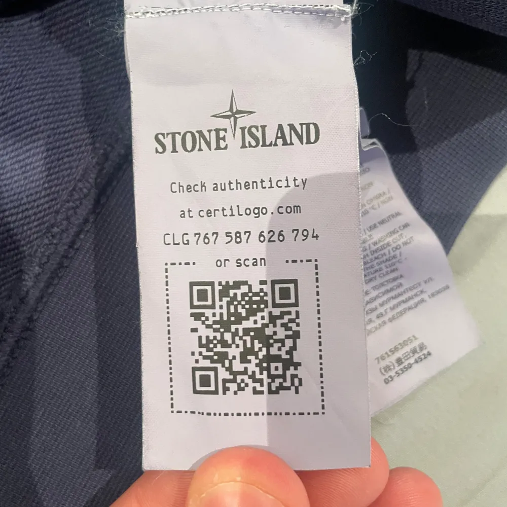 Jag säljer nu min stone island tröja eftersom den inte används särkilt mycket. Köpte den för något år sedan på NK och är i bra skick. Ny pris är 2800kr. Priset är ej hugget i sten och kan diskuteras vid snabb och smidig affär.. Hoodies.