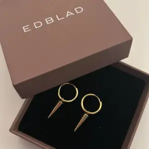 Snygga örhängen från Edblad! Säljer eftersom de tyvärr inte kommer till användning. De är i väldigt fint skick och de är använda få gånger. Nypris: 399