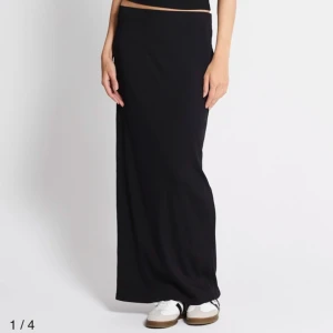 Maxikjol  - Helt ny, aldrig använd(prislapp kvar) svart ribbad maxikjol från Lager 157