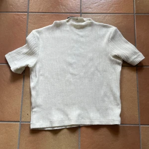 Stickad T-shirt  - En jättefin stickad T-shirt från zara 💞 använd en gång så i nyskick