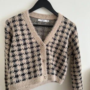 Kofta - En hundtandsmönstrad lurvig kofta / tröja i fint skick i storlek XS men snarare en S om ni frågar mig