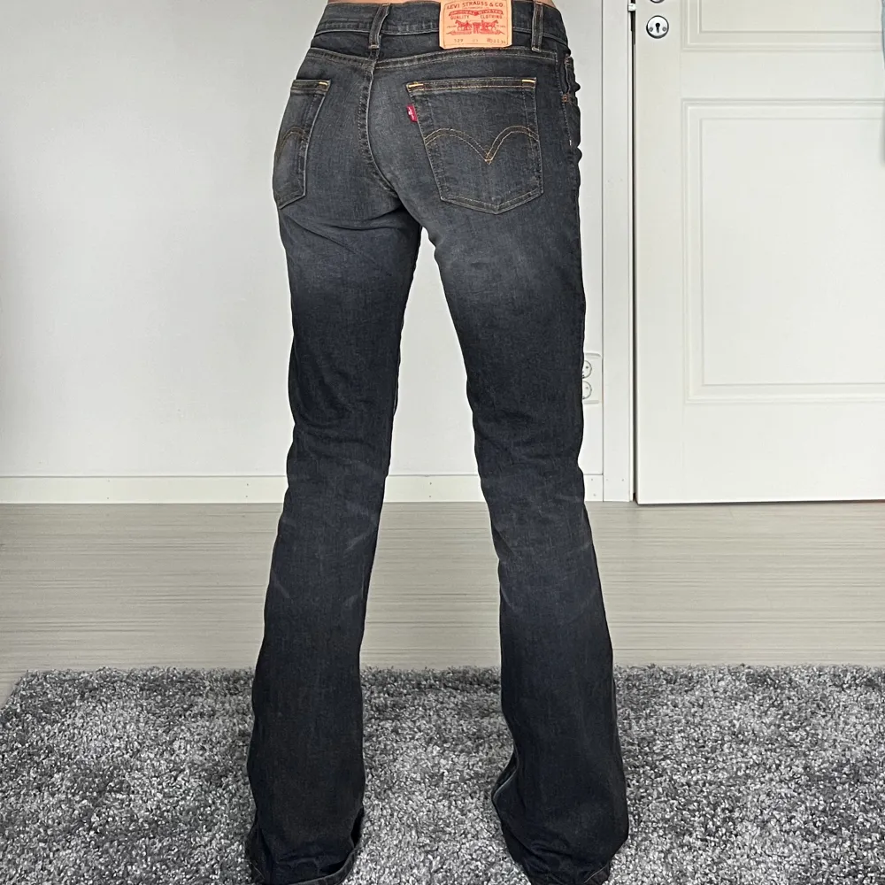 midjemått: 35cm rakt över, innerbenslängd: 73cm 💗 . Jeans & Byxor.