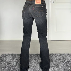 Levis - midjemått: 35cm rakt över, innerbenslängd: 73cm 💗 