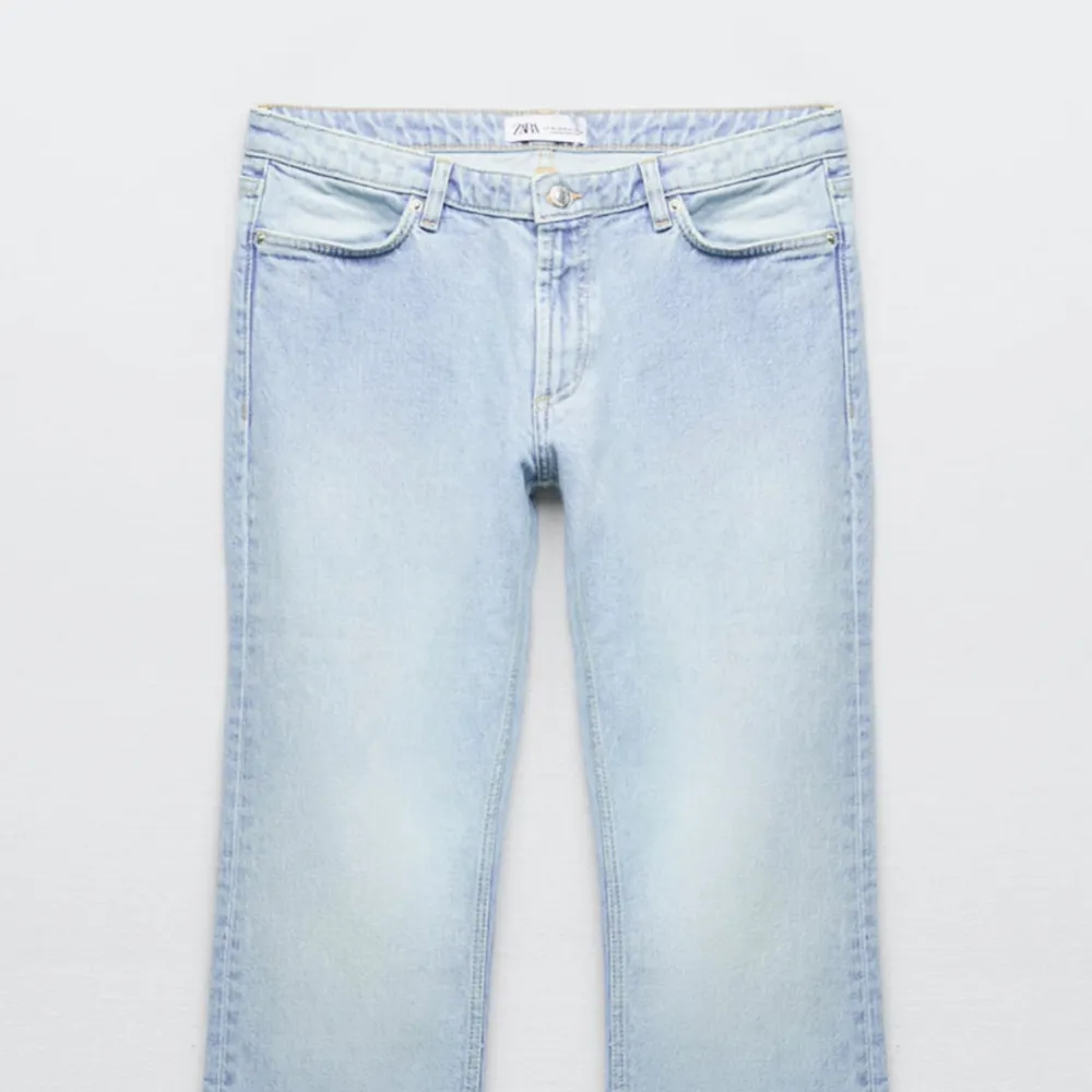 Trendiga och slutsålda jeans från zara. Storlek 38 men är små i storleken så psssar 36 eller mindre 38. Jeans & Byxor.