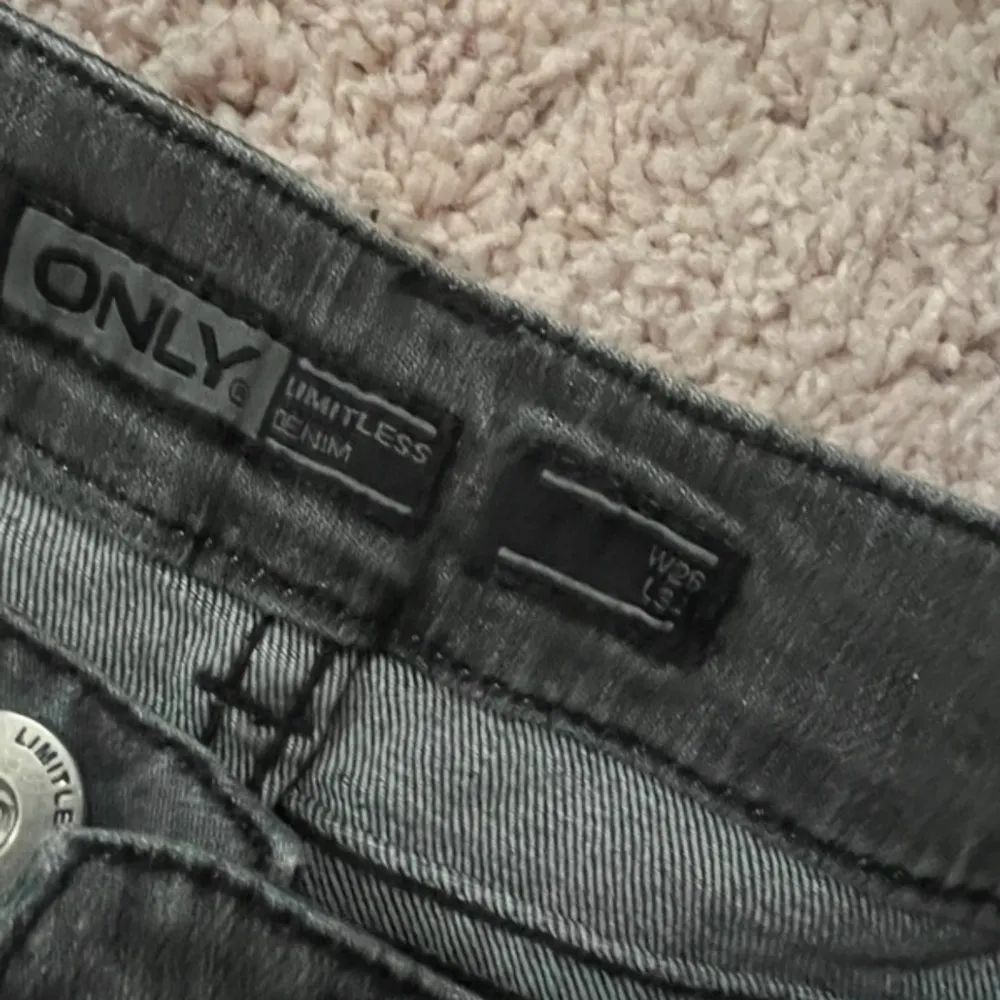 Super fina lågmidjade only jeans som tyvärr inte passade mig. Storleken är 26:31, skulle säga att de passar xs. Jättebra skick!💗. Jeans & Byxor.