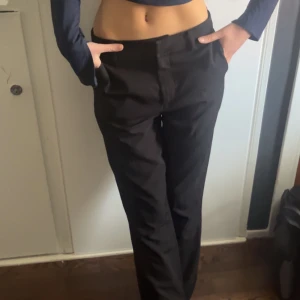 Bikbok kostymbyxor - Bikbok kostymbyxor, mid/low waist. Strl 38, bra skick, dm för mer bilder elr info, pris kan diskuteras💯
