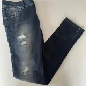 Ett par G-star jeans som är riktigt snygga och bra omhändertagna:) Som nu säljs för bara 400kr!!