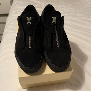 Axel artigato skor - Axel arigato skor i väldigt bra skick, hade sagt 8,5/10. Allt följer med, vid snabbaffär kan jag lösa billigare pris. 