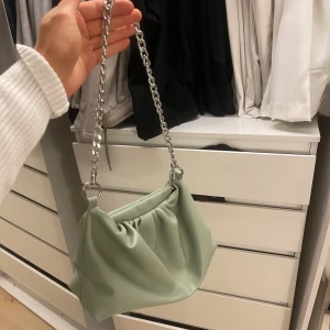 Grön väska  - Superfin grön väska som knappt är använd❣️