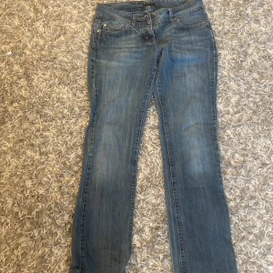 Lågmidjade jeans  - Storlek 36/38 straight booth cut det är som en bladning. Lågmidjat säljer för att dom inte passar mig 