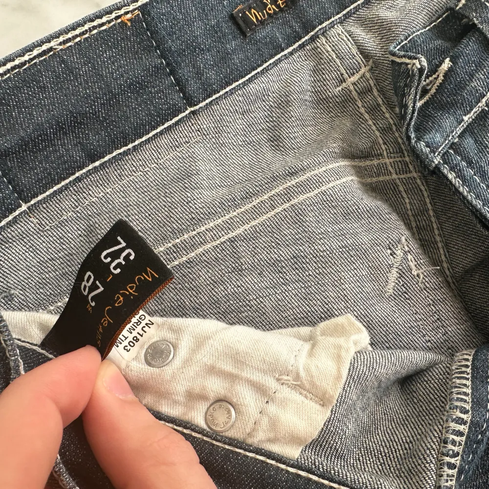 Ett par riktigt riktigt schyssta jeans från Nudie.modellen är grim tim. Fint skick. nypris 1600kr, köp för endast 350kr.  Fast pris gäller🤝. Jeans & Byxor.