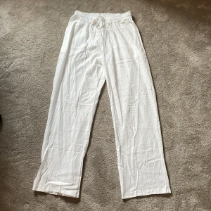Linnebyxor vita  - Riktigt fina linnebyxor. Funkar till både tjejer och killar. Aldrig använda! Skriv om frågor eller funderingar. Finns också i svart, kolla in på min profil. 