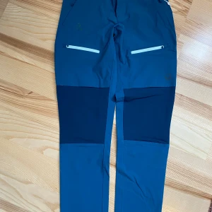 NYA friluftsbyxor, Halti, strl 36 - Supersköna, väldigt stretchiga och följsamma. Aldrig använda. Ord.pris 999kr. Jag är väldigt mån om mina köpare. Skulle du vara missnöjd med ditt köp, ta gärna kontakt med mig innan dåligt omdöme, så har jag chans att rätta till det.