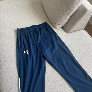 Under armour byxor nyskick - Under armour Marinblå Nyskick Medium
