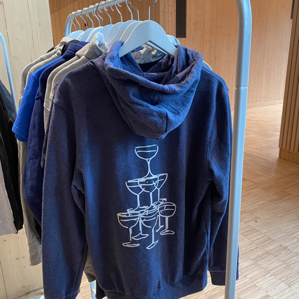 Blå hoodie med fint tryck!!!🤩  Gå in på vår profil för att kolla runt bland våra andra tröjor med andra tryck!!❤️. Hoodies.