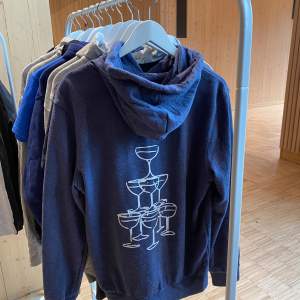 Blå hoodie med fint tryck!!!🤩  Gå in på vår profil för att kolla runt bland våra andra tröjor med andra tryck!!❤️