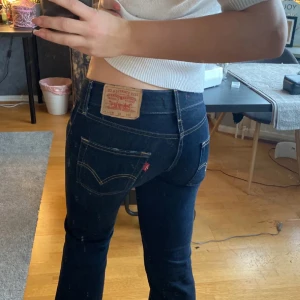 Jeans - Säljer dessa as snygga Levis jeans. Knappt använda och i nytt skick. Säljer dom pga att dom inte används långre❣️