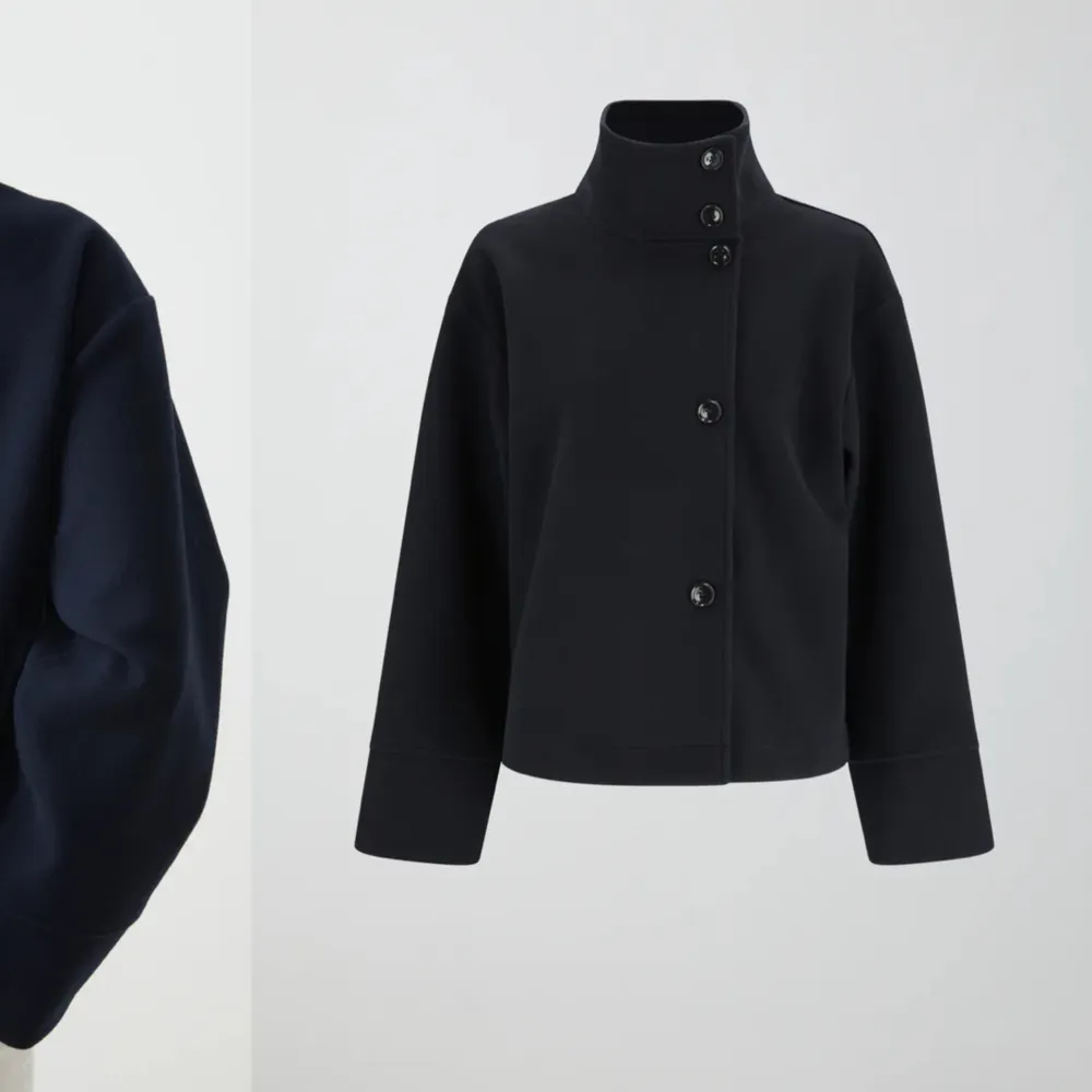Säljer denna fina kappa från Gina tricot i marinblå, storlek S 💕. Jackor.