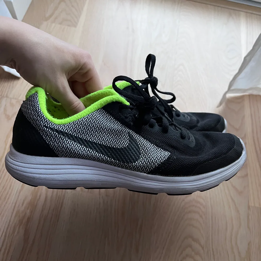 Inomhusskor från Nike i storlek 37,5  Mycket bra skick!. Skor.