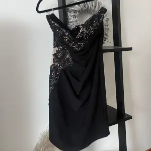 Jättesnygg klänning med spetsdetaljer köpt på sellpy och är aldrig använd