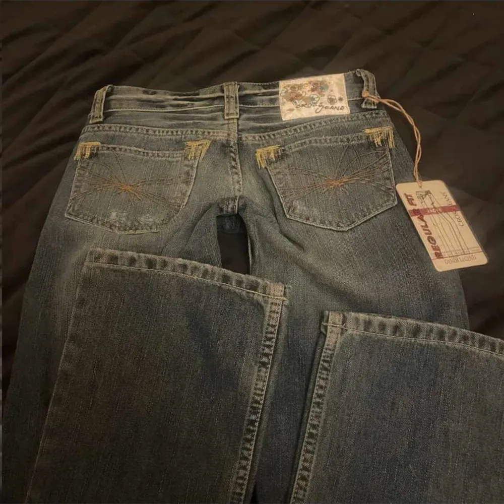 Jättesnygga lågmidjade bootcut jeans, prislappen är kvar😍😍 storleken är W26 L34 men de känns mindre i midjan. Jeans & Byxor.