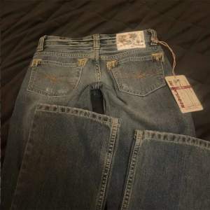 Jättesnygga lågmidjade bootcut jeans, prislappen är kvar😍😍 storleken är W26 L34 men de känns mindre i midjan