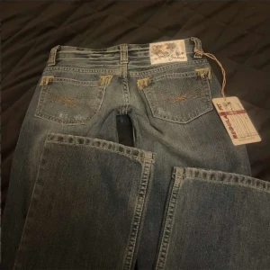 Lågmidjade jeans - Jättesnygga lågmidjade bootcut jeans, prislappen är kvar😍😍 storleken är W26 L34 men de känns mindre i midjan