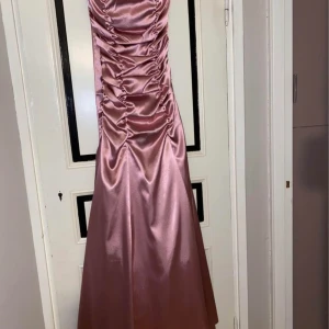 Balklänning/festklänning  - Helt nya bal eller festklänningar. Tillhör även breda ”band” som medföljer till resterande klänningar.  Går även att sy om till annan modell😊 2500kr för båda, förslag vid snabb affär..🙌🏼