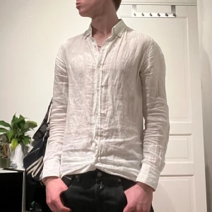 Massimo dutti linneskjorta  - Tja! Nu säljer jag min fina linneskjorta i storlek M från Massimo Dutti i färgen vit. Väldigt bra skick och sparsamt använd. Nypris~700kr, mitt pris 249kr. Hör av dig vid frågor!