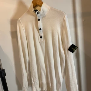 Stone island halvzipp - Stone island halvzipp Storlek M Använd fåtal gånger  Väldigt tunn tröja, superskön att ha under sommaren 