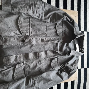 A Days March - En Overshirt perfekt nu till våren! Storlek: S men passar till M och vissa L storlekar.  Används sällan. Köpt för 1600 i butik. Inga deflekter~möjligtvis lite skrynklig men den stryks innan postning.