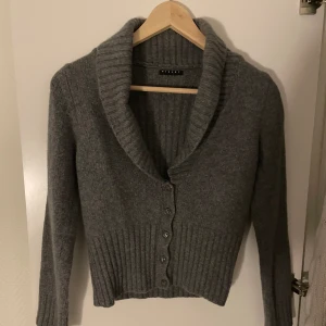 Kort kofta - Hej!! Säljer min kofta. Den är köpt i Italien och har inte använts. Bra kvalite på tyget. Den är i stl S och kan användas med linne under skulle var perfekt med lågmidjade jeans också. Tackkk❤️🥰