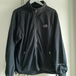 The north face fleece - Fin fleece från the north face i toppskick! Typ oanvänd. Storleken är medium men funkar bra för small också skulle jag säga. 