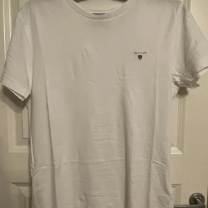 T-shirt Gant - Vit Gant t-shirt i fint skick.