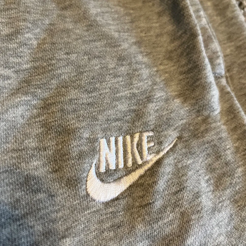 Gråa Nike mjukisar i bra skick, köpt från Zalando. Jeans & Byxor.