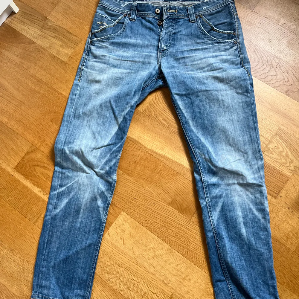 Säljer ett par Pepe Jeans i storlek 34/32 sitter bra på mig som är 186 o väger 85 kg. Kom gärna med prisförslag!. Jeans & Byxor.