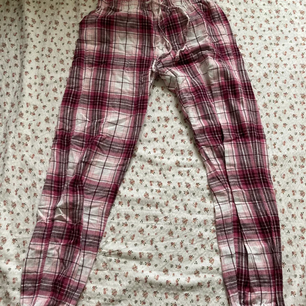 Fina rutiga pyjamasbyxor !🫶 Säljer då de tyvärr har blivit för korta på mig, de är lita noppriga men annars inga defekter!💓. Jeans & Byxor.