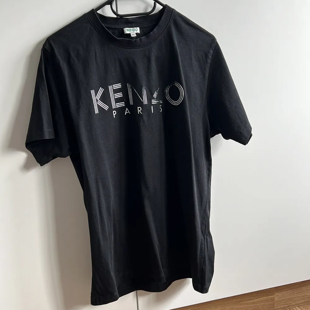 Säljer nu min Kenzo T-shirt:) tröjan är helt äkta och det finns även kvitto om man vill ha det!  Tyvärr så har trycket släppt på tröjan efter en tvätt men bortsett från det så är tröjan i nyskick!  Fraktas mot köparens bekostnad!  BVSA!  . T-shirts.