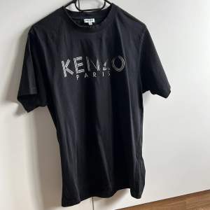 Säljer nu min Kenzo T-shirt:) tröjan är helt äkta och det finns även kvitto om man vill ha det!  Tyvärr så har trycket släppt på tröjan efter en tvätt men bortsett från det så är tröjan i nyskick!  Fraktas mot köparens bekostnad!  BVSA!  
