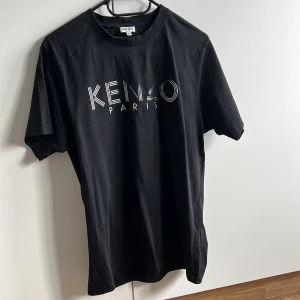 Kenzo T-shirt  - Säljer nu min Kenzo T-shirt:) tröjan är helt äkta och det finns även kvitto om man vill ha det!  Tyvärr så har trycket släppt på tröjan efter en tvätt men bortsett från det så är tröjan i nyskick!  Fraktas mot köparens bekostnad!  BVSA!  