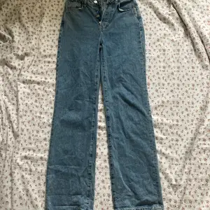 Sååå snygga vida straight jeans från never denim!💓 Älskar dom men tyvärr har de blivit för små i midjan för mig. Ända defekten är en liten gul fläck (se bild 4) men den syns knappast💖 Skriv för mått!🫶
