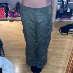 cargo byxor  - Cargo byxor i mycket bra skick!!😍Aldrig blivit använda och behöver ett nytt hem😚 Längd: 102cm Midja tvärs över: 40cm men stretchiga  Grenen och uppåt: 25cm  Om du vill ha fler bilder eller mått är det bara o säga till!☺️ Jag är 173-174 till referens💋