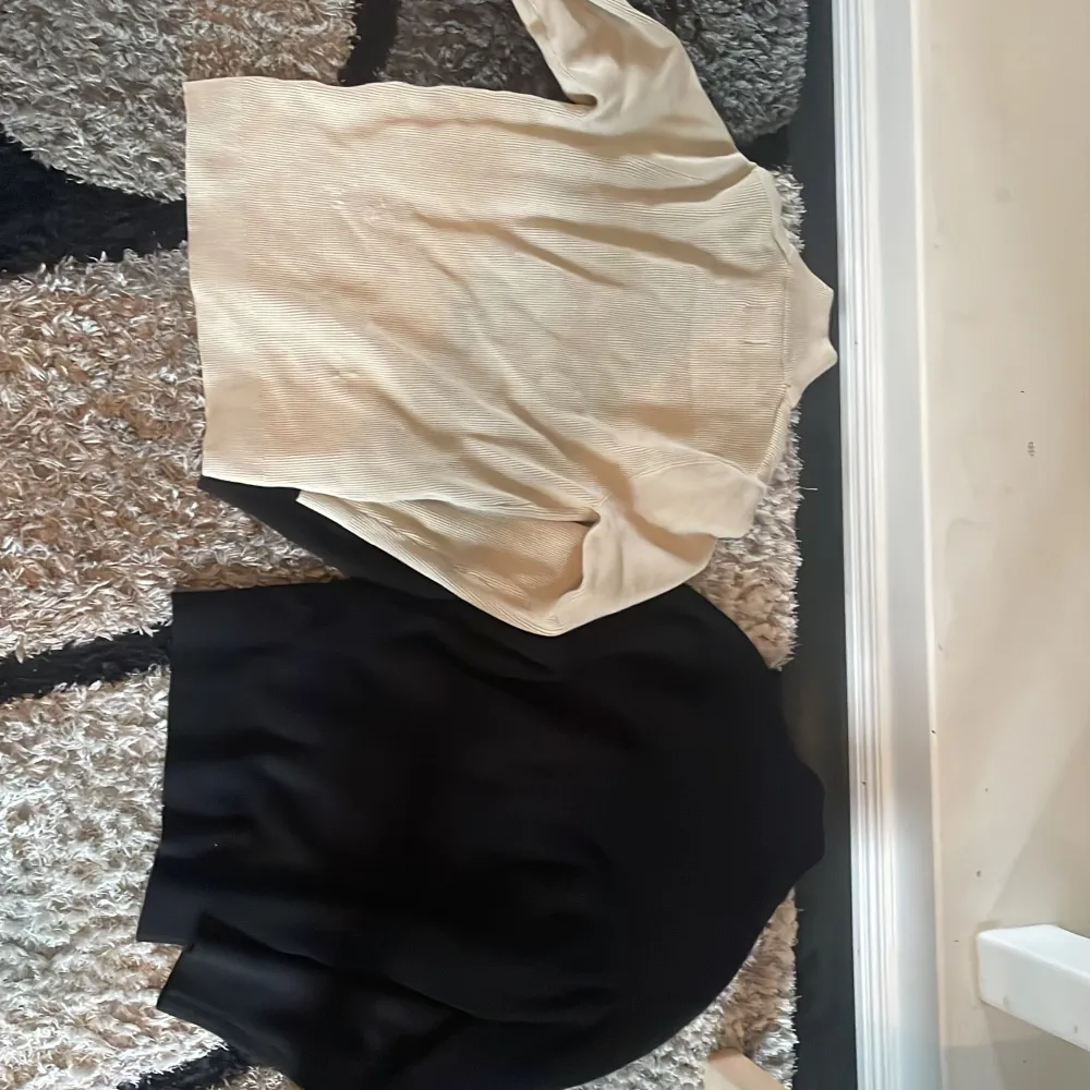 Två halfzip tröjor av only & sons i beige och svart med båda i storlekarna L men passar M. Båda är i mycket bra skick.. Tröjor & Koftor.