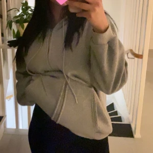 Grå oversized kofta - Säljer min gråa oversized kofta då den inte längre kommer till användning. Nypris 179kr. Hör av dig om du har frågor🩶🐘