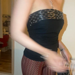 Zara topp - Bandeau topp från zara. Jätte fin och endast använd en gång. Storlek M men passar mig som även brukar ha S.🩷🩷