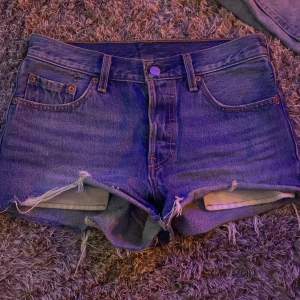 Snygga jeansshorts Levi’s 501 original. Använd fåtal ggr.  