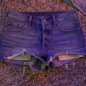 Levis jeansshorts - Snygga jeansshorts Levi’s 501 original. Använd fåtal ggr.  