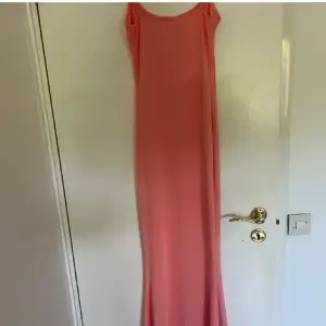Lång rosa klänning (Skims imitation) aldrig använd