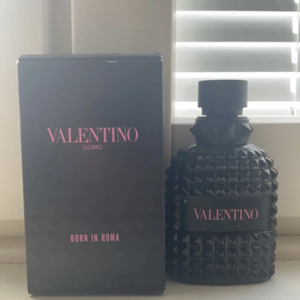 Säljer min valentino parfym 50 ml men det är 35 ml kvar. Köpt för 900. Accessoarer.