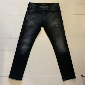 Säljer dessa slim jeans från Jack&Jones. Mycket bra skick endast använt några gånger. Storlek 32/32. Ställ gärna frågor innan du köper!
